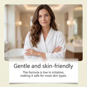 Elegante Badezimmer-Lifestyle-Szene mit Model im weißen Bademantel für Körperpflege.