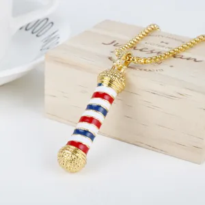 Primo piano dettaglio della collana con ciondolo palo da barbiere creativo smalto rosso bianco blu.