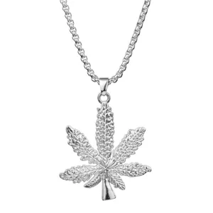 Detailopname van een zilverkleurige metalen cannabisblad-hangerketting met getextureerd design.