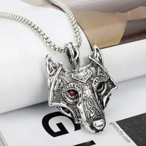 Vintage zilverkleurige wolf hoofd hanger ketting met rode edelsteen ogen viking stijl.
