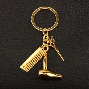 Llavero de peluquería dorado con mini colgantes de secador, peine y tijeras para estilistas.