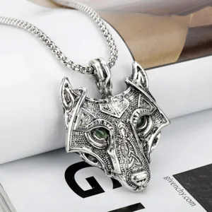 Vintage zilveren wolf hoofd hanger ketting met groene ogen, Viking Noordse stijl sieraden.