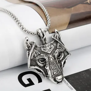 Vintage Viking wolfshoofd hanger ketting met ingewikkelde nordische metalen gravure details.