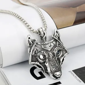 Gedetailleerde close-up van de vintage zilveren wolf kop hanger ketting met Noorse motieven.