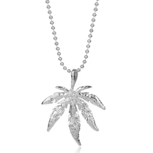 Zilverkleurige blad hanger trui ketting, stijlvol metalen accessoire voor dagelijks gebruik.