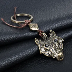 Close-up van de vintage Noordse Viking wolf kop hanger sleutelhanger, gedetailleerd brons.