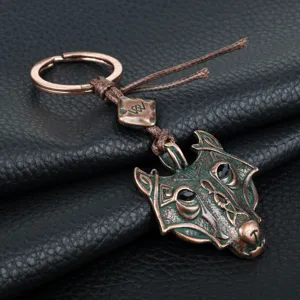 Retro noordelijke Viking wolf hoofd sleutelhanger detail, vintage bronzen hanger ring.