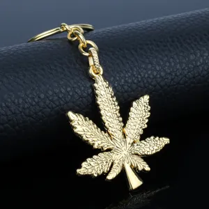 Goudkleurige metaal cannabis blad sleutelhanger hanger mode accessoire cadeautje.
