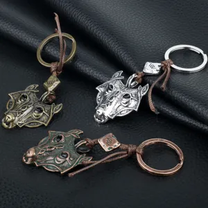 Gedetailleerde close-up van retro Noordse Viking wolfkop metalen sleutelhangers.