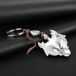 Vintage zilveren wolf hoofd sleutelhanger met bruin lederen touw, viking stijl accessoire.