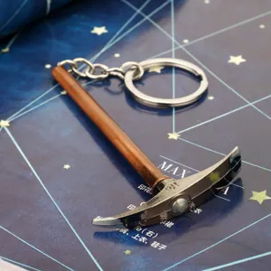 Llavero de piqueta de metal en miniatura, diseño de herramienta de exploración al aire libre, anillo.