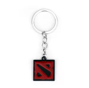 Nahaufnahme des Metall-Gaming-Schlüsselanhängers mit dem klassischen roten und schwarzen Logo.