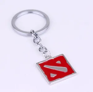 Detailansicht eines DOTA Metallschlüsselanhängers mit rotem quadratischen Logo Anhänger.