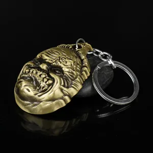 Detailansicht des Retro-Bronze-Legierung Monster-Gesicht Schlüsselanhängers, Gaming-Accessoire.
