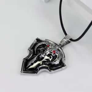 Metall Spiel Anhanger Halskette mit roten Edelstein Details, ideales Gaming Accessoire.
