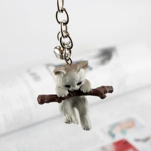 Dettaglio della trama in resina di un simpatico gattino su un portachiavi a ramo