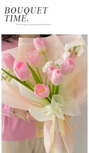 Rosa Tulpenstrauß Detailansicht, frische Blumen in feinem Geschenkpapier verpackt.