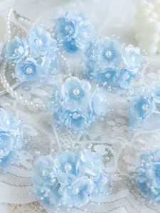 Hellblaue künstliche Blumen Detailaufnahme, DIY Perlen Haarschmuck Material für Brautstyling.