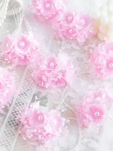 Rosa künstliche Blumensträuße mit Perlen-Staubgefäßen für DIY-Haarschmuck und Hochzeitsdekor.