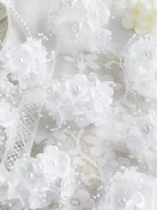Weisse Stoffblume Haarschmuck Detail Ansicht mit Perle Stempel DIY handgemacht Material.