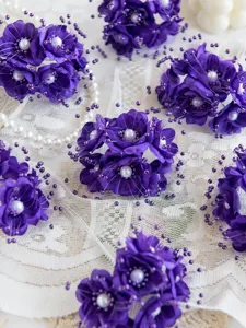 Violette künstliche Seidenblumen mit Perlenstaubfällen für DIY Braut Haarschmuck und Dekoration.