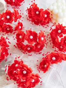 Rote Stoffblumen Haarschmuck Detail, DIY brautliche Blumenkomponenten und Hochzeits-Haarnadeln.