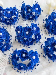 Blaue Kunstblumen aus Stoff mit Perlenstaubgefässen für DIY Braut Haarschmuck Basteln.