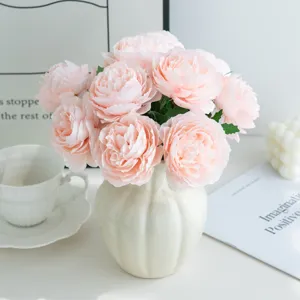Bouquet de pivoines artificielles avec vase en céramique décoration de salon de mariage table