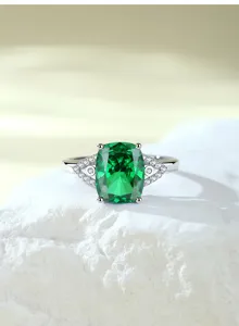 Prachtige S925 sterling zilveren ring met een schitterende groene edelsteen en fijne steentjes.