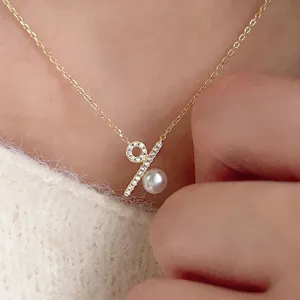 Primer plano del collar con colgante de símbolo de porcentaje de plata S925 con perla.