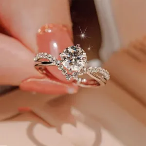 Primer plano detallado de un anillo de plata con circonita y corona, joya elegante.