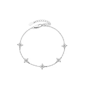 Detalle de pulsera de trébol en plata con piedras brillantes y cierre delicado y elegante.
