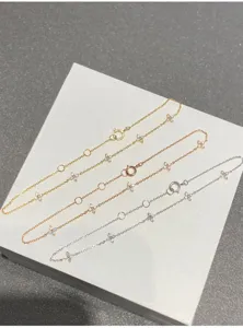 Primer plano detallado de delicadas pulseras de trébol en plata de ley en tres colores.