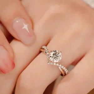 Detalle de anillo de corona de plata de ley S925 y circonita para mujer elegante.