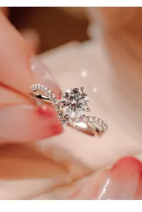 Exquisito anillo de pareja de circonita con corona de plata de ley S925 detalle.