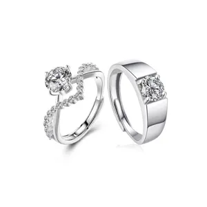 Vista detallada y cercana de anillos de pareja de plata con circonitas cúbicas.