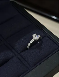 Anillo twist diamante ovalado plata S925, delicada banda retorcida micro-engastada detalles mujer.