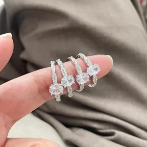 Anillo trenzado de plata esterlina S925 con pavé brillante y elegante en el dedo.