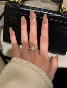 Elegante y exquisito anillo de plata 925 con circonita ovalada y banda pavé trenzada, detalle.