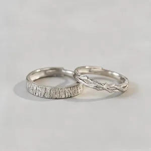 Conjunto de anillos de pareja de plata S999, textura única de rama y corteza vista detalle.