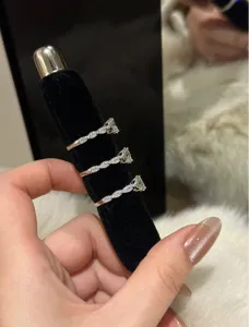 Anillo de plata esterlina S925 trenzado pavé con circonitas brillantes y diseño.