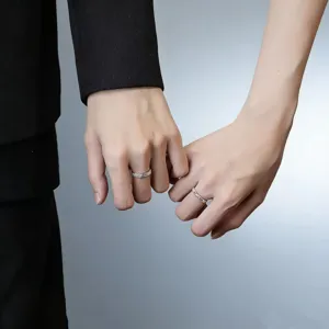 Vista detallada de anillos de pareja en plata de ley S999 con diseño de ramas de bosque.