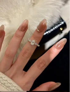 Primer plano detallado de un anillo de plata esterlina pavé retorcido con piedra principal ovalada.