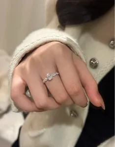 Vista de detalle cercana del exquisito anillo de plata S925 con pavé trenzado y piedra.