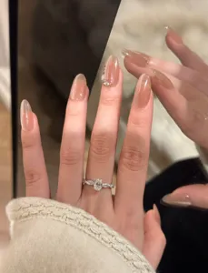 Anillo de compromiso exquisito de plata esterlina S925 con circonita ovalada y pavé