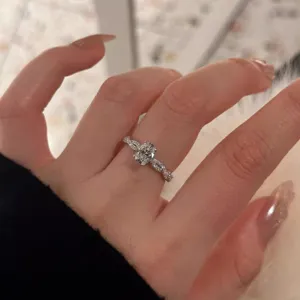 Primer plano detallado del elegante anillo de plata esterlina con circonita ovalada y pave.