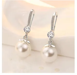 Elegantes pendientes colgantes de perlas de plata S925 con circonita y diseño francés.