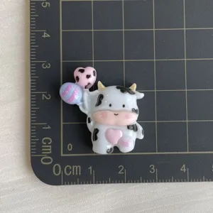 Leuke koe hars bedel detail, perfect voor DIY telefoonhoesjes en haaraccessoires.