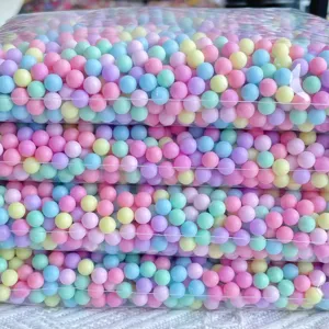 Perles en mousse mates colorées macaron bonbon DIY accessoires faits main détail.