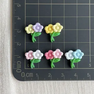 Mini Harz Blumen Charms Detailansicht, bunten Cabochons für DIY Handyhülle und Haarspange.